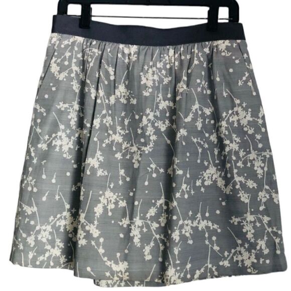 LOFT SILK BLEND WHITE FLORAL STEEL GRAY MINI SKIRT WITH POCKETS SIZE 12 - Picture 1 of 9
